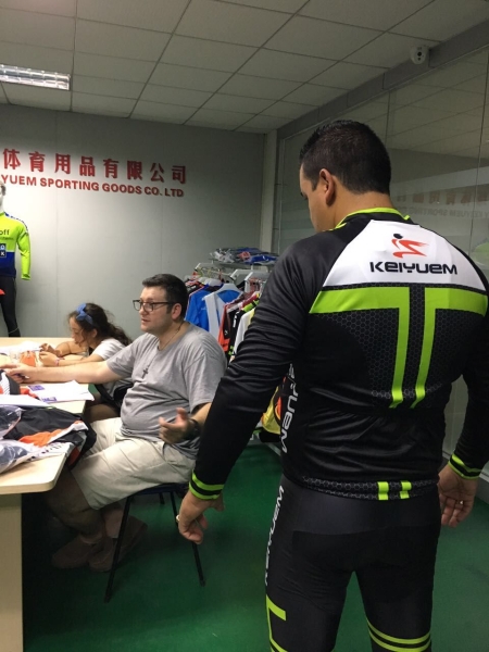 國外騎行服選材